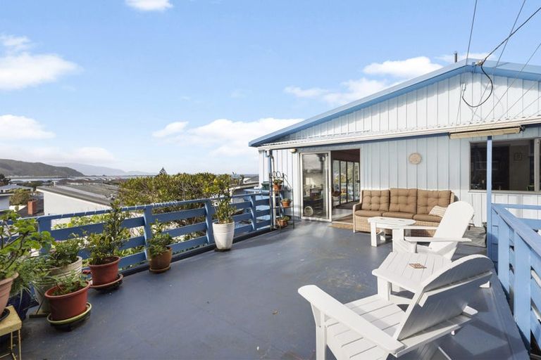 Photo of property in 140a Queens Drive, Lyall Bay, Wellington, 6022