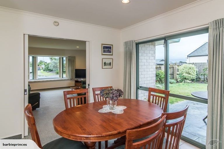 Photo of property in 135 Guildford Drive, Paraparaumu Beach, Paraparaumu, 5032