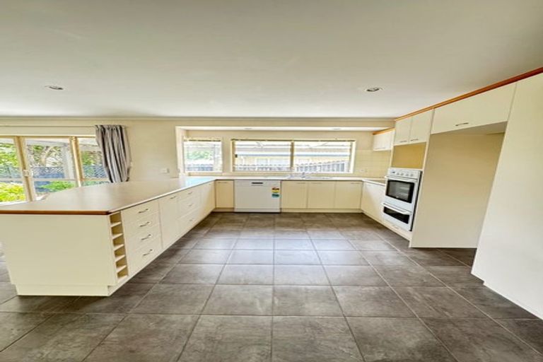 Photo of property in 6 Newbliss Crescent, East Tamaki Heights, Auckland, 2016