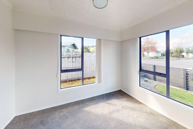 Photo of property in 5 Essex Place, Milson, Palmerston North, 4414