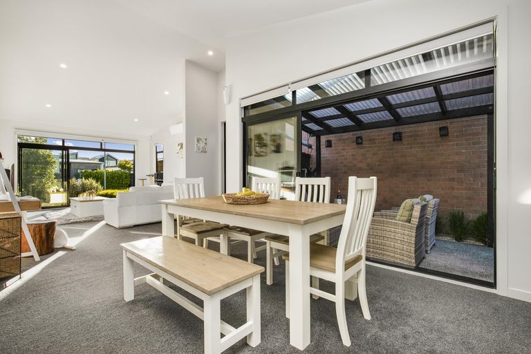 Photo of property in 15 Liberation Road, Papakura, 2110