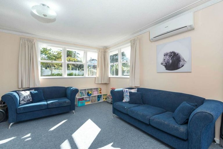 Photo of property in 15 Kelwyn Road, Kelston, Auckland, 0602