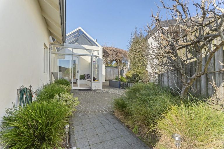 Photo of property in 3 Waiwera Place, Merrilands, New Plymouth, 4312