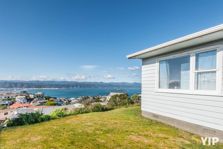 Photo of property in 44 Somes Crescent, Newlands, Wellington, 6037