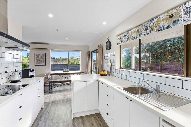 Photo of property in 34 Rewarewa Crescent, Waikanae, 5036