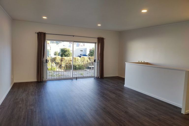 Photo of property in 3 Kelvin Grove, Te Aro, Wellington, 6011