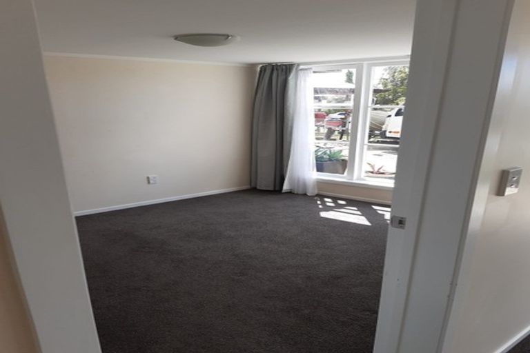 Photo of property in 6 Merville Avenue, Te Atatu South, Auckland, 0610