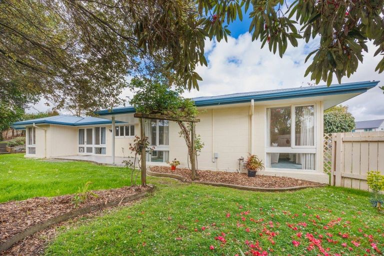 Photo of property in 17 Chilton Grove, Hokowhitu, Palmerston North, 4410