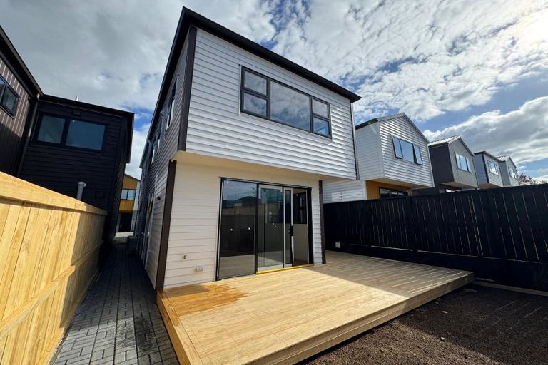 Photo of property in 4/90 Picasso Drive, West Harbour, Auckland, 0618