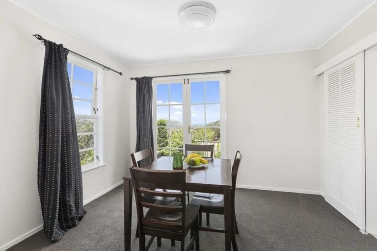 Photo of property in 90 Akaroa Drive, Maupuia, Wellington, 6022