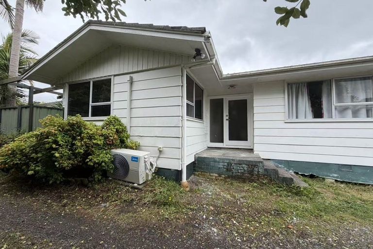 Photo of property in 26 Sunline Avenue, Massey, Auckland, 0614