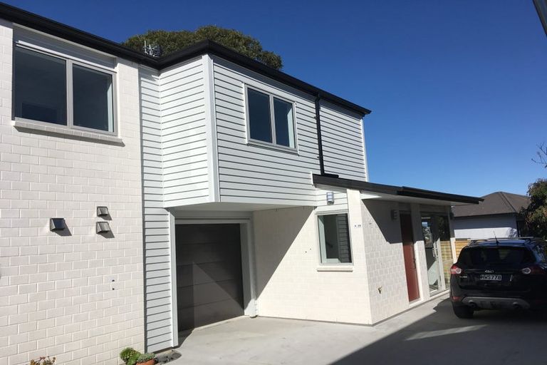 Photo of property in 2d/4 Sunnynook Road, Sunnynook, Auckland, 0620