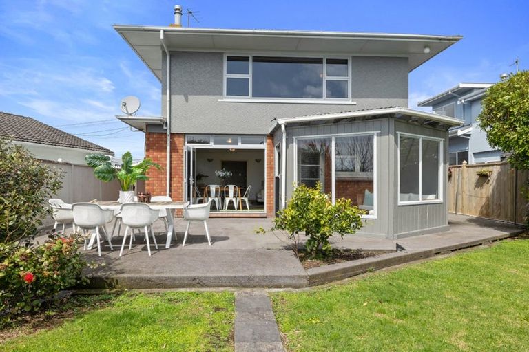Photo of property in 14 Barrett Street, Westown, New Plymouth, 4310