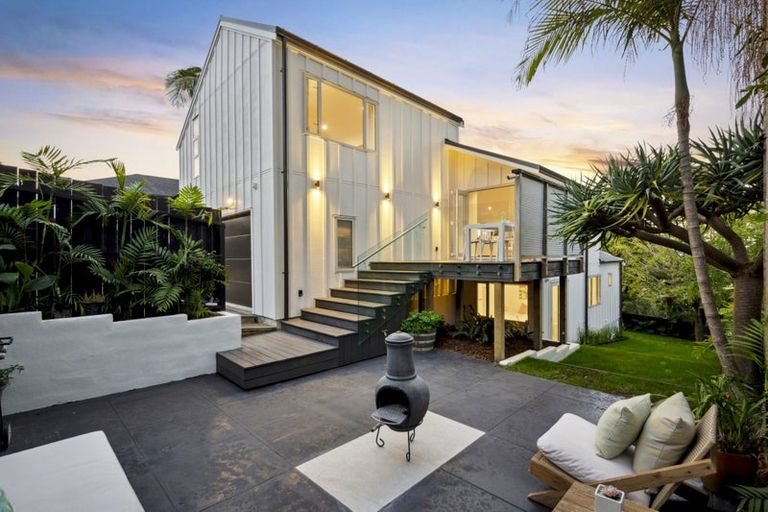 Photo of property in 2/4 Richards Avenue, Forrest Hill, Auckland, 0620