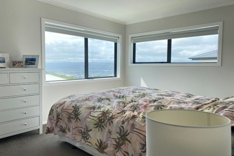 Photo of property in 37 Tamworth Crescent, Newlands, Wellington, 6037