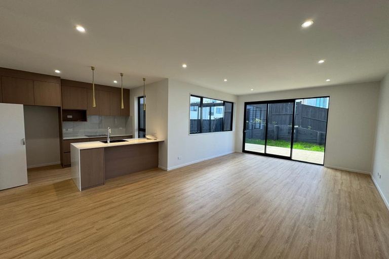 Photo of property in 4/90 Picasso Drive, West Harbour, Auckland, 0618