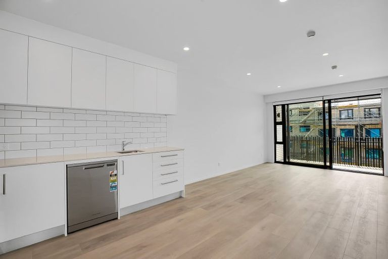 Photo of property in 25 Potter Avenue, Northcote, Auckland, 0627