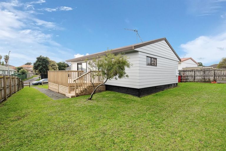 Photo of property in 2/24 Bernina Place, Weymouth, Auckland, 2103