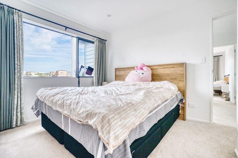Photo of property in 152b Luckens Road, West Harbour, Auckland, 0618