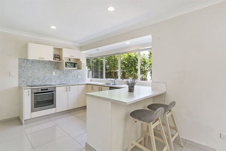 Photo of property in 2/20 Penruddocke Road, Half Moon Bay, Auckland, 2012
