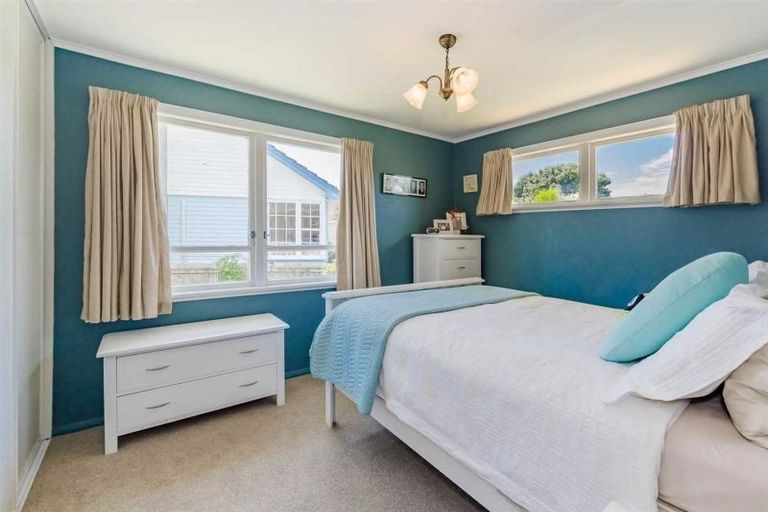 Photo of property in 37 Mazengarb Road, Paraparaumu Beach, Paraparaumu, 5032