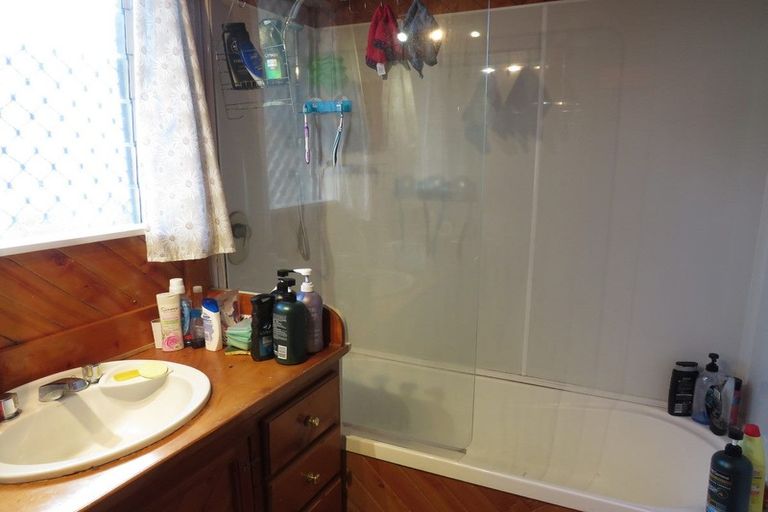 Photo of property in 20 Bridge Avenue, Te Atatu South, Auckland, 0610