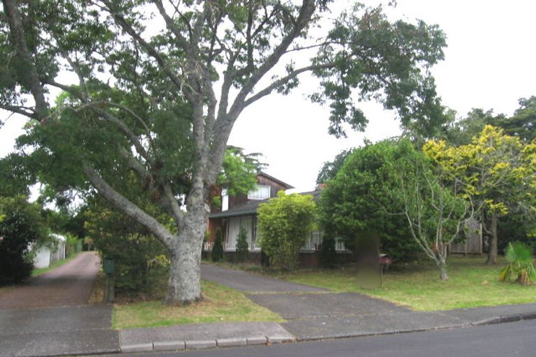 Photo of property in 8 Tudward Glade, Hillcrest, Auckland, 0627
