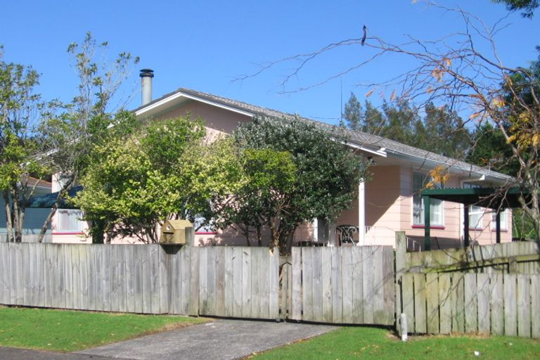 Photo of property in 32 Coburg Street, Henderson, Auckland, 0612