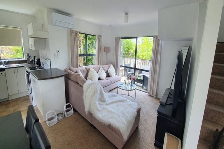 Photo of property in 2/22 Lambrown Drive, Totara Vale, Auckland, 0629