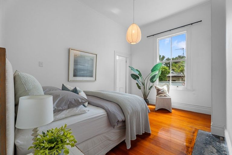 Photo of property in 36 Oxford Terrace, Devonport, Auckland, 0624