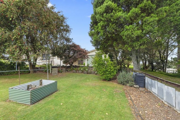 Photo of property in 11 Tui Place, Waiuku, 2123