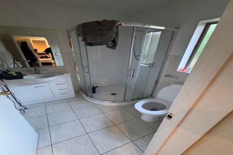 Photo of property in 28a Kingdale Road, Henderson, Auckland, 0610