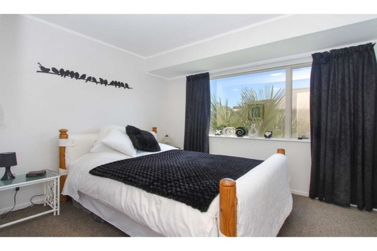 Photo of property in 272 Glamorgan Drive, Northcross, Auckland, 0630