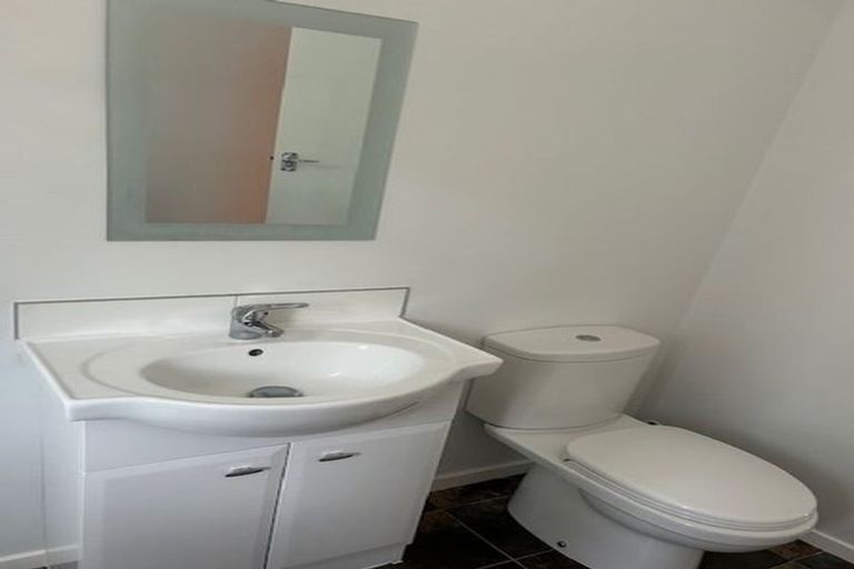 Photo of property in 2/70 Gladstone Road, Northcote, Auckland, 0627
