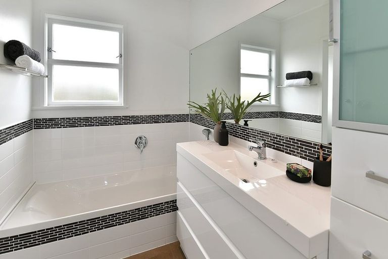 Photo of property in 10 Castleton Street, Birkdale, Auckland, 0626