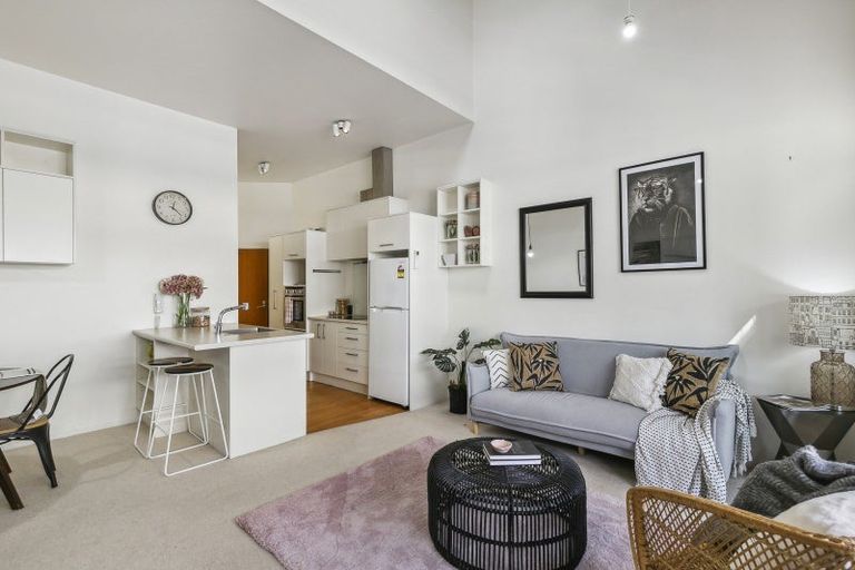 Photo of property in Metro Apartments, 220u4 Thorndon Quay, Pipitea, Wellington, 6011