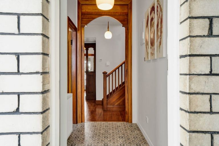 Photo of property in 10 Mangorei Road, Strandon, New Plymouth, 4312