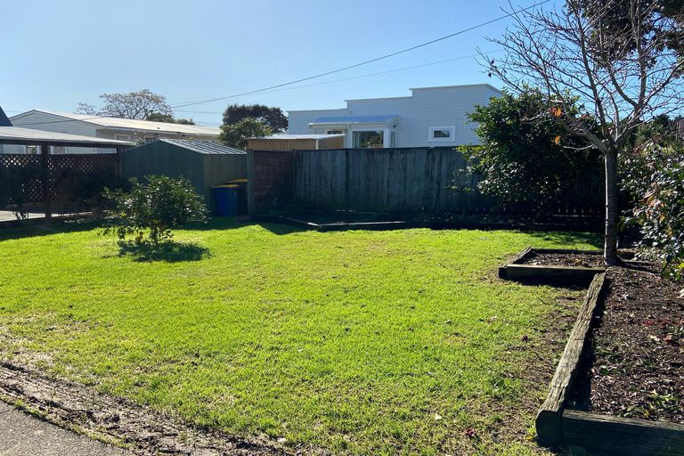 Photo of property in 1 River Road, Te Atatu Peninsula, Auckland, 0610