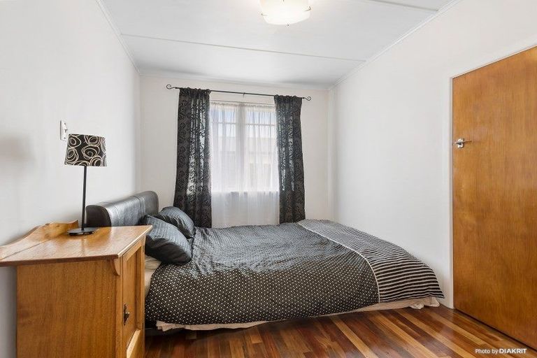 Photo of property in 22 Kenmore Street, Newlands, Wellington, 6037