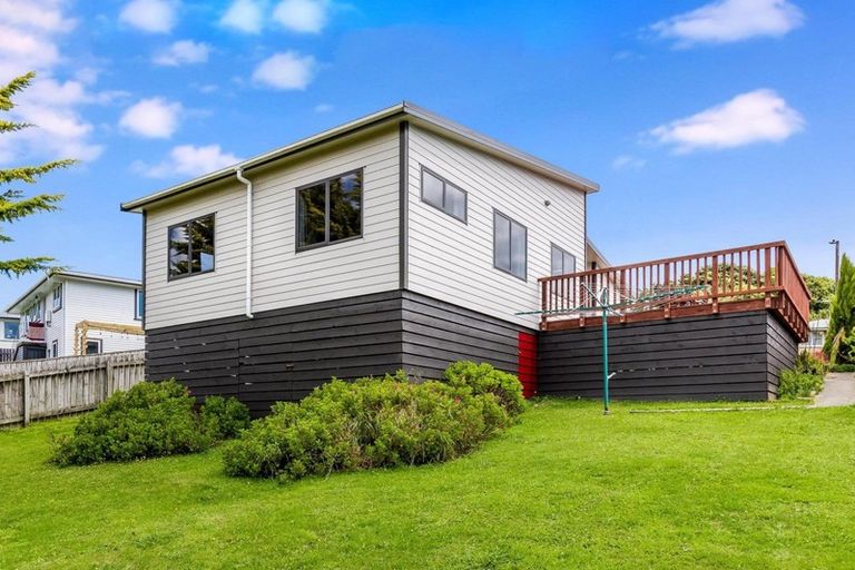 Photo of property in 9 Beauzami Crescent, Ascot Park, Porirua, 5024