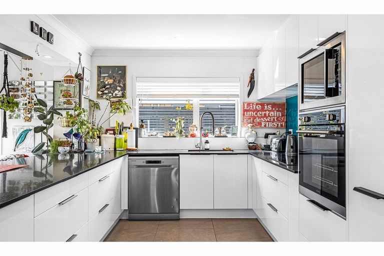 Photo of property in 20 Linkwater Way, Parklands, Christchurch, 8083