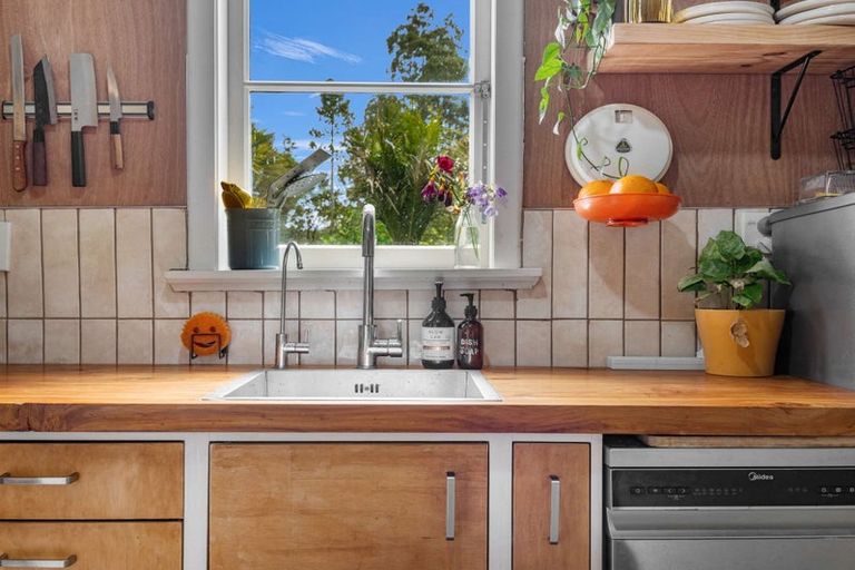 Photo of property in 43 Kauri Point Road, Laingholm, Auckland, 0604