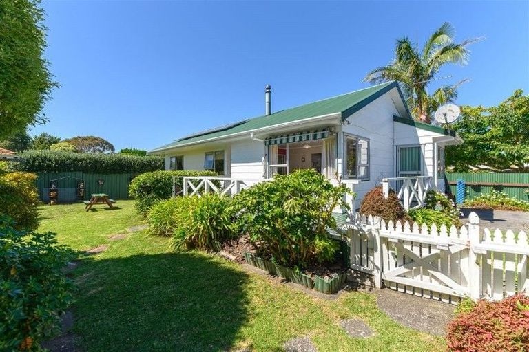 Photo of property in 41 Yeovil Road, Te Atatu Peninsula, Auckland, 0610