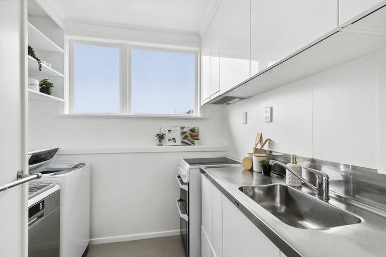 Photo of property in 2/8 Mataroa Avenue, Northland, Wellington, 6012