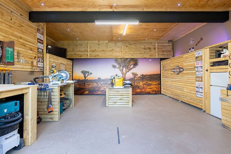 Photo of property in 16 Griffiths Grove, Newlands, Wellington, 6037