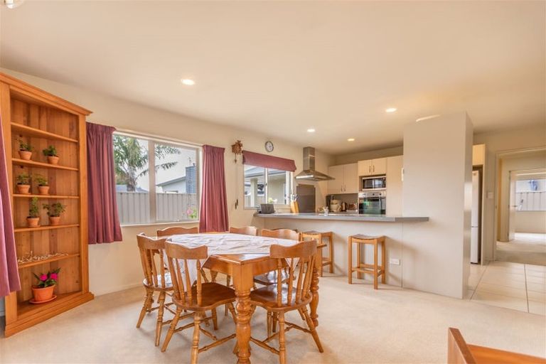 Photo of property in 2 Arthur Close, Clive, 4102