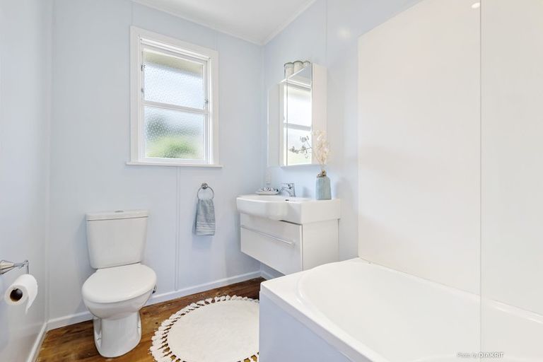 Photo of property in 19 Lynda Avenue, Paparangi, Wellington, 6037