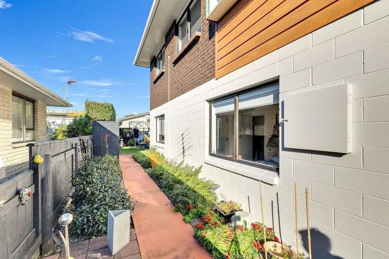 Photo of property in 2/502 Devon Street East, Strandon, New Plymouth, 4312