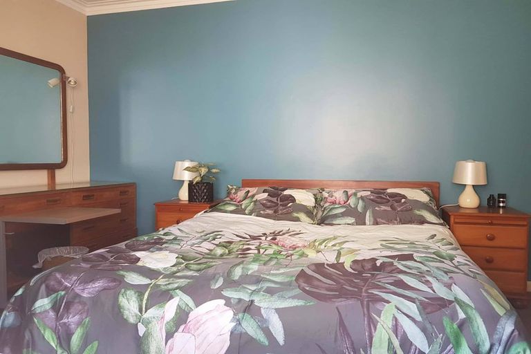 Photo of property in 15 Lyndfield Lane, Newlands, Wellington, 6037