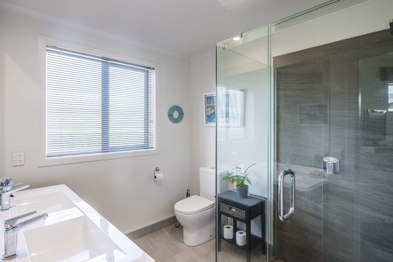 Photo of property in 2 Lamont Place, Waikanae, 5036